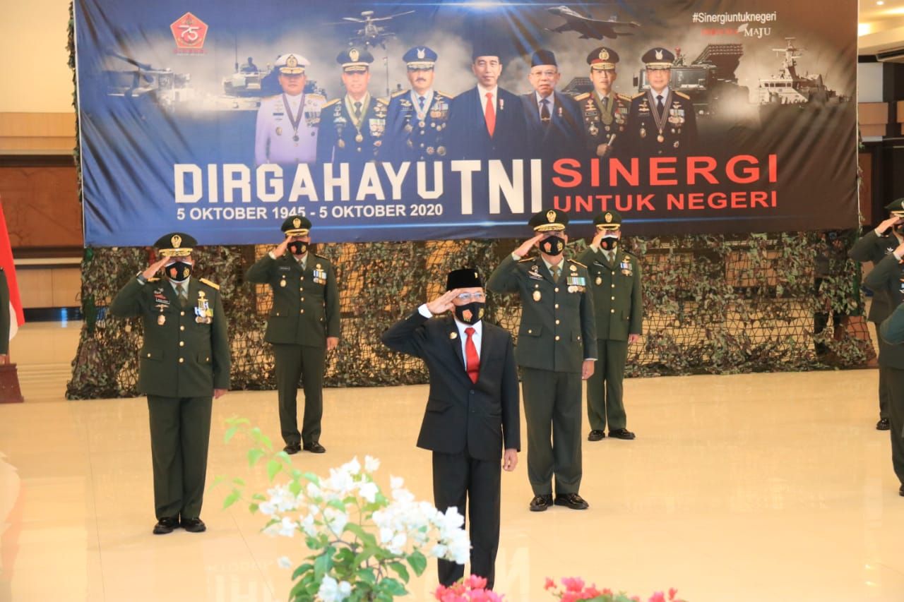 podiumnews.com-Gubernur Koster Ikuti Upacara HUT TNI ke-75 di Kodam IX/Udayana